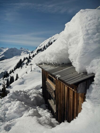 eingeschneite Hütte im Vorarlberg